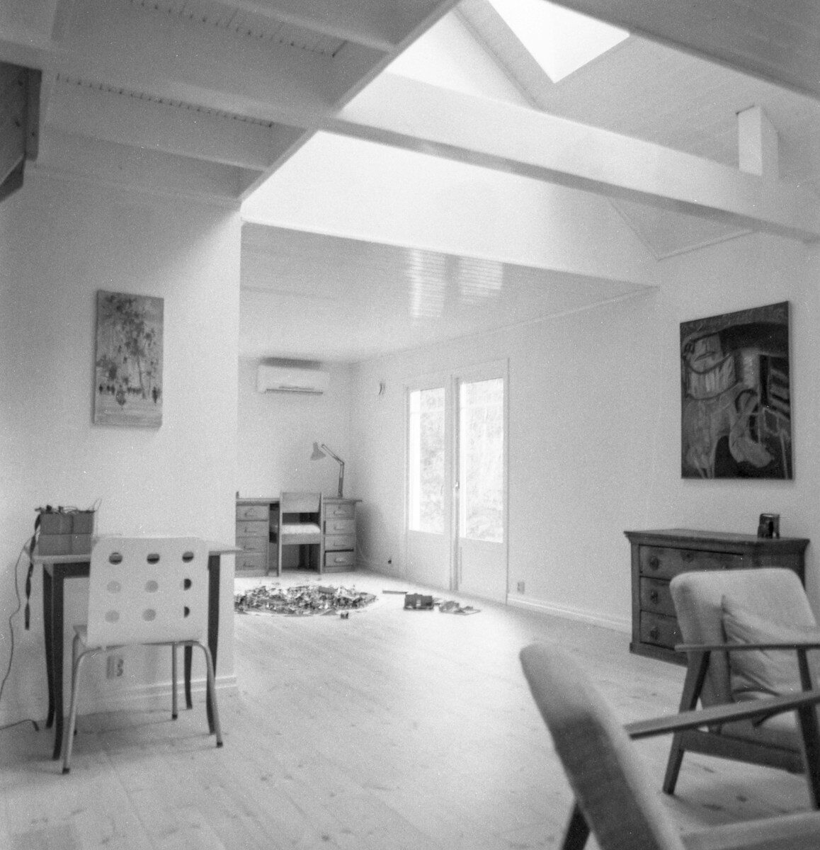 a black and white photo of a living room